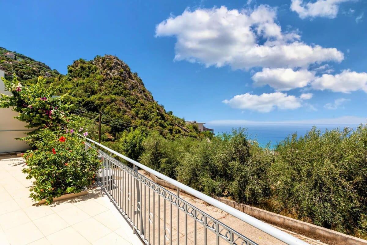 Aigli Fully Equipped Getaway - Seaview Lux Retreat Ferienhaus Kalamata